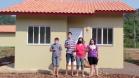 Famílias carentes de Manfrinópolis recebem casas de graça