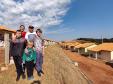 Governador entrega chaves da casa própria a 25 famílias de Prudentópolis