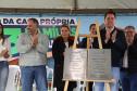 Governador entrega chaves da casa a 33 famílias de Juranda e projeta novas moradias na cidade