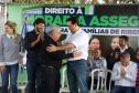 Governador entrega títulos de propriedade a 131 famílias de Ribeirão do Pinhal