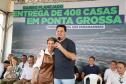 Ratinho Junior entrega 408 casas em Ponta Grossa