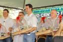 Governador entrega rede de esgoto, centro de convivência e moradias em Leópolis