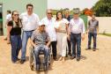 Governador entrega rede de esgoto, centro de convivência e moradias em Leópolis