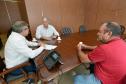 Em um encontro com o presidente da Cohapar, Jorge Lange, nesta quarta-feira (23), o prefeito de Jandaia do Sul, Benedito Pupio, discutiu a continuidade de projetos habitacionais previstos para o município, na região do Vale do Ivaí. O principal tópico tratado entre os dois foi a conclusão de um processo licitatório que prevê a construção de 218 imóveis, que ainda dependem da liberação de recursos da Caixa Econômica Federal.