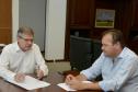 O presidente da Cohapar, Jorge Lange, recebeu nesta segunda-feira (11) a visita do prefeito de Prado Ferreira, Silvio Damaceno. Os dois conversaram na seda da empresa, em Curitiba, sobre um projeto conjunto do município com a companhia para a regularização de 60 lotes que não possuem registro na cidade, na região Norte do Paraná.