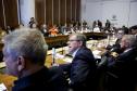O presidente da Companhia de Habitação do Paraná (Cohapar), Jorge Lange, apresentou ao governador Carlos Massa Ratinho Junior, durante a reunião do secretariado, nesta terça-feira (19), a proposta de reestruturação de cargos da empresa com economia de 22% apenas em janeiro. A folha de pagamento encolheu de R$ 1,6 milhão para R$ 1,2 milhão. Essa reserva de caixa deve gerar investimentos para diminuir o déficit habitacional do Estado, calculado em 485 mil domicílios.