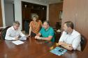 O presidente da Cohapar, Jorge Lange, recebeu nesta segunda-feira (18) a visita do prefeito de Campina Grande do Sul, Bihl Zanetti. Os dois se encontraram na sede da empresa, em Curitiba, onde conversaram sobre o processo de regularização fundiária das Moradias Timbú.