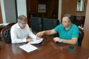 O presidente da Cohapar, Jorge Lange, recebeu nesta segunda-feira (18) a visita do prefeito de Campina Grande do Sul, Bihl Zanetti. Os dois se encontraram na sede da empresa, em Curitiba, onde conversaram sobre o processo de regularização fundiária das Moradias Timbú.