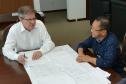 O prefeito de Tuneiras do Oeste, Taketoshi Sakurada (Boia), esteve na sede da Cohapar, em Curitiba, nesta quarta-feira (20). Ele conversou com o presidente da companhia, Jorge Lange, acerca dos projetos habitacionais desenvolvidos pelo município em parceria com o Governo do Estado.