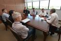 O presidente da Cohapar, Jorge Lange, o prefeito de Ibaiti, Antonely Carvalho, e representantes da Caixa Econômica Federal estiveram reunidos nesta quarta-feira (20) para buscar uma solução definitiva para a retomada e conclusão das obras de 50 casas populares do programa Minha Casa Minha Vida Sub 50 na cidade.
