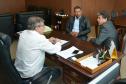 O prefeito de Iretama, Wilson Bratac, e o presidente da Cohapar, Jorge Lange, estiveram reunidos nesta terça-feira (26) para tratar de detalhes do projeto de construção de 66 casas populares, cujos contratos com as famílias já estão sendo assinados. A construção do empreendimento receberá cerca de R$ 4,6 milhões em recursos do Fundo de Garantia do Tempo de Serviço (FGTS) financiados pela Caixa Econômica Federal.