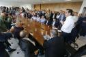 Governador Carlos Massa Ratinho Junior assina os contratos para a construção de 872 casas populares em 15 municípios paranaenses. Participaram da solenidade: presidente da Cohapar, Jorge Lange, secretários, prefeitos, empresários e lideranças dos municípios beneficiados.