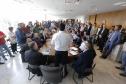 Governador Carlos Massa Ratinho Junior assina os contratos para a construção de 872 casas populares em 15 municípios paranaenses. Participaram da solenidade: presidente da Cohapar, Jorge Lange, secretários, prefeitos, empresários e lideranças dos municípios beneficiados.