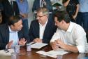 O governador Carlos Massa Ratinho Junior assinou nesta quinta-feira (14) contratos para a construção de 872 novas moradias populares em 15 municípios paranaenses. Os projetos foram desenvolvidos em diferentes programas coordenados pela Companhia de Habitação do Paraná (Cohapar), em parceria com as prefeituras e receberão investimentos de R$ 68,8 milhões.