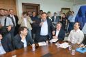 O governador Carlos Massa Ratinho Junior assinou nesta quinta-feira (14) contratos para a construção de 872 novas moradias populares em 15 municípios paranaenses. Os projetos foram desenvolvidos em diferentes programas coordenados pela Companhia de Habitação do Paraná (Cohapar), em parceria com as prefeituras e receberão investimentos de R$ 68,8 milhões.