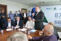 O governador Carlos Massa Ratinho Junior assinou nesta quinta-feira (14) contratos para a construção de 872 novas moradias populares em 15 municípios paranaenses. Os projetos foram desenvolvidos em diferentes programas coordenados pela Companhia de Habitação do Paraná (Cohapar), em parceria com as prefeituras e receberão investimentos de R$ 68,8 milhões.
