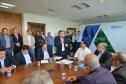 O governador Carlos Massa Ratinho Junior assinou nesta quinta-feira (14) contratos para a construção de 872 novas moradias populares em 15 municípios paranaenses. Os projetos foram desenvolvidos em diferentes programas coordenados pela Companhia de Habitação do Paraná (Cohapar), em parceria com as prefeituras e receberão investimentos de R$ 68,8 milhões.
