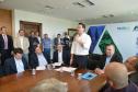 O governador Carlos Massa Ratinho Junior assinou nesta quinta-feira (14) contratos para a construção de 872 novas moradias populares em 15 municípios paranaenses. Os projetos foram desenvolvidos em diferentes programas coordenados pela Companhia de Habitação do Paraná (Cohapar), em parceria com as prefeituras e receberão investimentos de R$ 68,8 milhões.