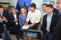O governador Carlos Massa Ratinho Junior assinou nesta quinta-feira (14) contratos para a construção de 872 novas moradias populares em 15 municípios paranaenses. Os projetos foram desenvolvidos em diferentes programas coordenados pela Companhia de Habitação do Paraná (Cohapar), em parceria com as prefeituras e receberão investimentos de R$ 68,8 milhões.