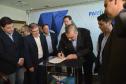 O governador Carlos Massa Ratinho Junior assinou nesta quinta-feira (14) contratos para a construção de 872 novas moradias populares em 15 municípios paranaenses. Os projetos foram desenvolvidos em diferentes programas coordenados pela Companhia de Habitação do Paraná (Cohapar), em parceria com as prefeituras e receberão investimentos de R$ 68,8 milhões.