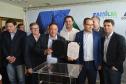 O governador Carlos Massa Ratinho Junior assinou nesta quinta-feira (14) contratos para a construção de 872 novas moradias populares em 15 municípios paranaenses. Os projetos foram desenvolvidos em diferentes programas coordenados pela Companhia de Habitação do Paraná (Cohapar), em parceria com as prefeituras e receberão investimentos de R$ 68,8 milhões.
