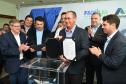 O governador Carlos Massa Ratinho Junior assinou nesta quinta-feira (14) contratos para a construção de 872 novas moradias populares em 15 municípios paranaenses. Os projetos foram desenvolvidos em diferentes programas coordenados pela Companhia de Habitação do Paraná (Cohapar), em parceria com as prefeituras e receberão investimentos de R$ 68,8 milhões.