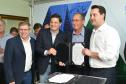 O governador Carlos Massa Ratinho Junior assinou nesta quinta-feira (14) contratos para a construção de 872 novas moradias populares em 15 municípios paranaenses. Os projetos foram desenvolvidos em diferentes programas coordenados pela Companhia de Habitação do Paraná (Cohapar), em parceria com as prefeituras e receberão investimentos de R$ 68,8 milhões.
