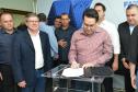O governador Carlos Massa Ratinho Junior assinou nesta quinta-feira (14) contratos para a construção de 872 novas moradias populares em 15 municípios paranaenses. Os projetos foram desenvolvidos em diferentes programas coordenados pela Companhia de Habitação do Paraná (Cohapar), em parceria com as prefeituras e receberão investimentos de R$ 68,8 milhões.