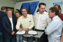 O governador Carlos Massa Ratinho Junior assinou nesta quinta-feira (14) contratos para a construção de 872 novas moradias populares em 15 municípios paranaenses. Os projetos foram desenvolvidos em diferentes programas coordenados pela Companhia de Habitação do Paraná (Cohapar), em parceria com as prefeituras e receberão investimentos de R$ 68,8 milhões.