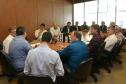 Um grupo de prefeitos de 11 municípios das regiões Noroeste e Centro-Oeste do Paraná participou nesta segunda-feira (25) de uma visita à sede da Cohapar, em Curitiba, com o intuito de conhecer as propostas da nova gestão estadual para o setor de habitação popular. A reunião foi acompanhada pelo presidente da companhia, Jorge Lange, e o secretário de Estado do Desenvolvimento Sustentável e Turismo, Márcio Nunes.