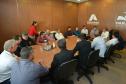 Um grupo de prefeitos de 11 municípios das regiões Noroeste e Centro-Oeste do Paraná participou nesta segunda-feira (25) de uma visita à sede da Cohapar, em Curitiba, com o intuito de conhecer as propostas da nova gestão estadual para o setor de habitação popular. A reunião foi acompanhada pelo presidente da companhia, Jorge Lange, e o secretário de Estado do Desenvolvimento Sustentável e Turismo, Márcio Nunes.