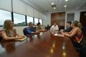Um grupo de secretários municipais de Campina da Lagoa, cidade da região Centro-Oeste do Paraná, esteve na Cohapar nesta segunda-feira (26) para fazer um acompanhamento dos projetos habitacionais que estão sendo desenvolvidos para a localidade. Eles foram atendidos pelo presidente da companhia, Jorge Lange, que os atualizou sobre a situação dos programas coordenados pelo Governo do Estado.
