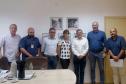 O presidente da Cohapar, Jorge Lange, e o presidente da Cohab Londrina, Luiz Oliveira, estiveram reunidos nesta sexta-feira (12) para discutir o fortalecimento das parcerias de trabalho entre os órgãos. O encontro é um desdobramento do processo de interiorização do Governo do Estado para a cidade da região norte durante esta semana.