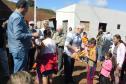 Representantes da Cohapar e da Câmara de Dirigentes Lojistas (CDL) de Porto União e União da Vitória entregaram nesta quarta-feira (17) kits com chocolates e doces para crianças residentes no Conjunto Residencial São Gabriel, em União da Vitória. As casas foram entregues em 2018 para famílias carentes que residiam em condições precárias entre a Autovia João Reolon e as margens do Rio Iguaçu.