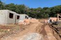 As obras de construção de 20 casas populares em Guaraniaçu, na região Oeste do Paraná, estão em ritmo avançado. Cerca de 25% do cronograma previsto já foi concluído pela construtora, conforme atestado em uma vistoria técnica feita por representantes da Cohapar e da prefeitura nesta quinta-feira (25).
