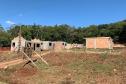As obras de construção de 20 casas populares em Guaraniaçu, na região Oeste do Paraná, estão em ritmo avançado. Cerca de 25% do cronograma previsto já foi concluído pela construtora, conforme atestado em uma vistoria técnica feita por representantes da Cohapar e da prefeitura nesta quinta-feira (25).