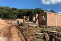 As obras de construção de 20 casas populares em Guaraniaçu, na região Oeste do Paraná, estão em ritmo avançado. Cerca de 25% do cronograma previsto já foi concluído pela construtora, conforme atestado em uma vistoria técnica feita por representantes da Cohapar e da prefeitura nesta quinta-feira (25).