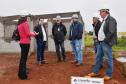 As obras de construção de 12 casas populares do programa Família Paranaense avançam rápido em Marilândia do Sul. Na última sexta-feira (24), representantes da Cohapar e da prefeitura, parceiros na viabilização do empreendimento, vistoriaram de perto o trabalho, que está recebendo R$ 723 mil de investimentos do Governo do Paraná financiados junto ao Banco Interamericano de Desenvolvimento.