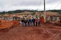 As obras de construção de 12 casas populares do programa Família Paranaense avançam rápido em Marilândia do Sul. Na última sexta-feira (24), representantes da Cohapar e da prefeitura, parceiros na viabilização do empreendimento, vistoriaram de perto o trabalho, que está recebendo R$ 723 mil de investimentos do Governo do Paraná financiados junto ao Banco Interamericano de Desenvolvimento.