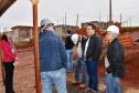 As obras de construção de 12 casas populares do programa Família Paranaense avançam rápido em Marilândia do Sul. Na última sexta-feira (24), representantes da Cohapar e da prefeitura, parceiros na viabilização do empreendimento, vistoriaram de perto o trabalho, que está recebendo R$ 723 mil de investimentos do Governo do Paraná financiados junto ao Banco Interamericano de Desenvolvimento.