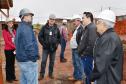 As obras de construção de 12 casas populares do programa Família Paranaense avançam rápido em Marilândia do Sul. Na última sexta-feira (24), representantes da Cohapar e da prefeitura, parceiros na viabilização do empreendimento, vistoriaram de perto o trabalho, que está recebendo R$ 723 mil de investimentos do Governo do Paraná financiados junto ao Banco Interamericano de Desenvolvimento.