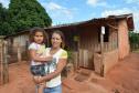 Famílias que viviam em condições precárias em Querência do Norte, na região Noroeste do Paraná, tiveram a esperança renovada nesta quinta-feira (30) ao receberem as chaves da casa própria de representantes da Cohapar e da prefeitura. Elas são as novas moradoras do Residencial Querência do Norte I, empreendimento que recebeu aproximadamente R$ 1,7 milhão de investimentos do Governo Federal e do Governo do Estado, com a parceria da administração municipal. 