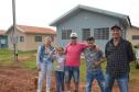 Famílias que viviam em condições precárias em Querência do Norte, na região Noroeste do Paraná, tiveram a esperança renovada nesta quinta-feira (30) ao receberem as chaves da casa própria de representantes da Cohapar e da prefeitura. Elas são as novas moradoras do Residencial Querência do Norte I, empreendimento que recebeu aproximadamente R$ 1,7 milhão de investimentos do Governo Federal e do Governo do Estado, com a parceria da administração municipal. 