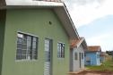 Famílias que viviam em condições precárias em Querência do Norte, na região Noroeste do Paraná, tiveram a esperança renovada nesta quinta-feira (30) ao receberem as chaves da casa própria de representantes da Cohapar e da prefeitura. Elas são as novas moradoras do Residencial Querência do Norte I, empreendimento que recebeu aproximadamente R$ 1,7 milhão de investimentos do Governo Federal e do Governo do Estado, com a parceria da administração municipal. 