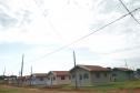 Famílias que viviam em condições precárias em Querência do Norte, na região Noroeste do Paraná, tiveram a esperança renovada nesta quinta-feira (30) ao receberem as chaves da casa própria de representantes da Cohapar e da prefeitura. Elas são as novas moradoras do Residencial Querência do Norte I, empreendimento que recebeu aproximadamente R$ 1,7 milhão de investimentos do Governo Federal e do Governo do Estado, com a parceria da administração municipal. 