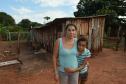 Famílias que viviam em condições precárias em Querência do Norte, na região Noroeste do Paraná, tiveram a esperança renovada nesta quinta-feira (30) ao receberem as chaves da casa própria de representantes da Cohapar e da prefeitura. Elas são as novas moradoras do Residencial Querência do Norte I, empreendimento que recebeu aproximadamente R$ 1,7 milhão de investimentos do Governo Federal e do Governo do Estado, com a parceria da administração municipal. 