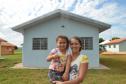 Famílias que viviam em condições precárias em Querência do Norte, na região Noroeste do Paraná, tiveram a esperança renovada nesta quinta-feira (30) ao receberem as chaves da casa própria de representantes da Cohapar e da prefeitura. Elas são as novas moradoras do Residencial Querência do Norte I, empreendimento que recebeu aproximadamente R$ 1,7 milhão de investimentos do Governo Federal e do Governo do Estado, com a parceria da administração municipal. 