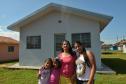 Famílias que viviam em condições precárias em Querência do Norte, na região Noroeste do Paraná, tiveram a esperança renovada nesta quinta-feira (30) ao receberem as chaves da casa própria de representantes da Cohapar e da prefeitura. Elas são as novas moradoras do Residencial Querência do Norte I, empreendimento que recebeu aproximadamente R$ 1,7 milhão de investimentos do Governo Federal e do Governo do Estado, com a parceria da administração municipal. 