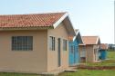 Famílias que viviam em condições precárias em Querência do Norte, na região Noroeste do Paraná, tiveram a esperança renovada nesta quinta-feira (30) ao receberem as chaves da casa própria de representantes da Cohapar e da prefeitura. Elas são as novas moradoras do Residencial Querência do Norte I, empreendimento que recebeu aproximadamente R$ 1,7 milhão de investimentos do Governo Federal e do Governo do Estado, com a parceria da administração municipal. 