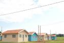 Famílias que viviam em condições precárias em Querência do Norte, na região Noroeste do Paraná, tiveram a esperança renovada nesta quinta-feira (30) ao receberem as chaves da casa própria de representantes da Cohapar e da prefeitura. Elas são as novas moradoras do Residencial Querência do Norte I, empreendimento que recebeu aproximadamente R$ 1,7 milhão de investimentos do Governo Federal e do Governo do Estado, com a parceria da administração municipal. 